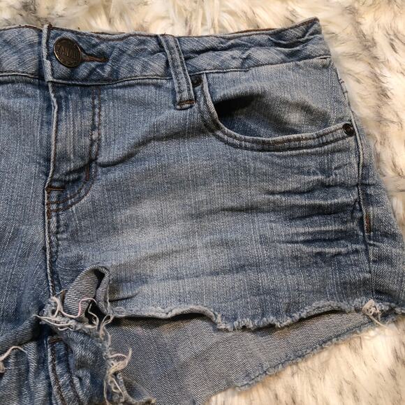 3/$15 🌻 Zanadi Light Wash Mid Rise Denim Jean Shorts - Picture 3 of 12